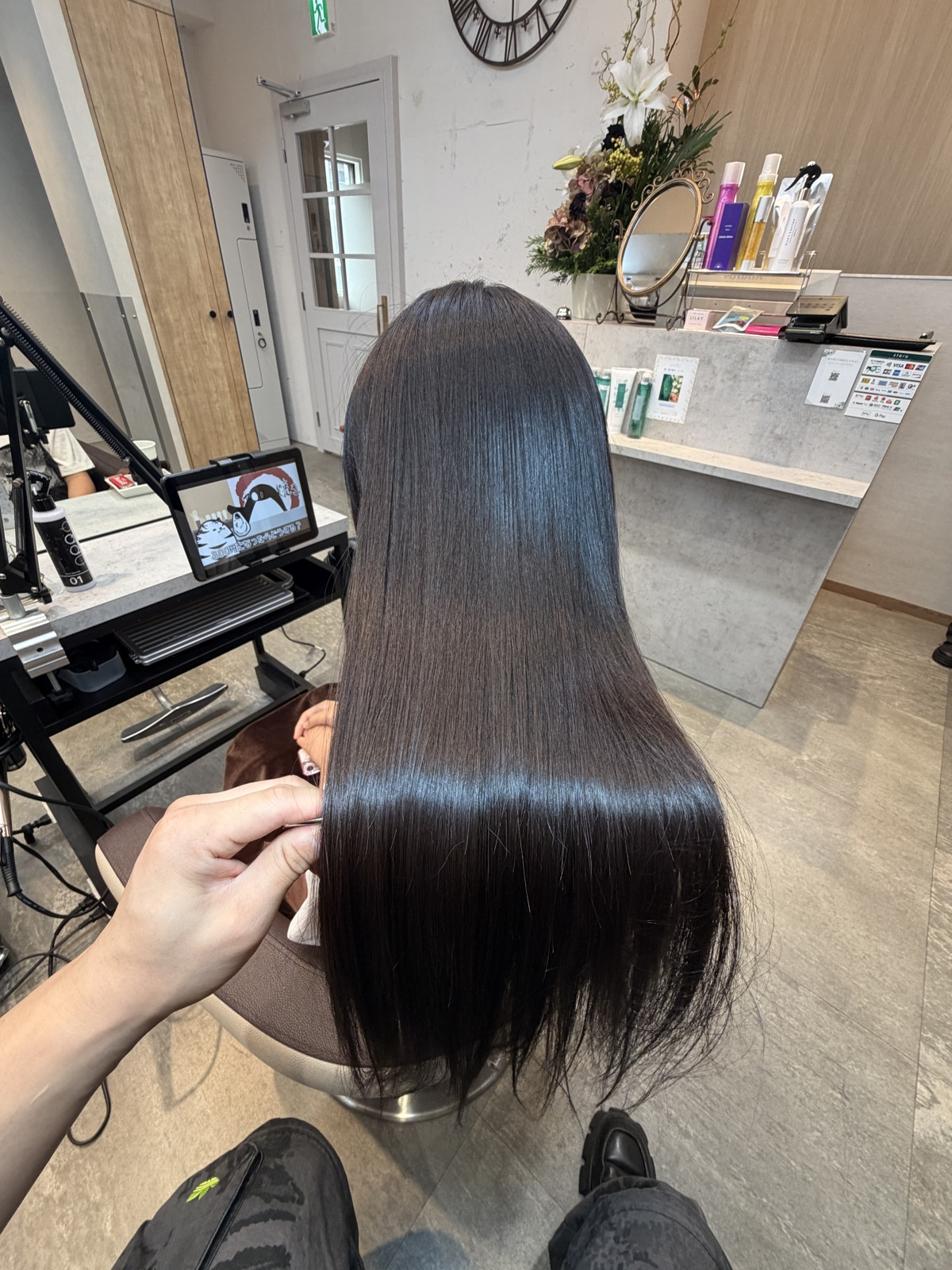 青みを帯びた艶の暗髪ロング