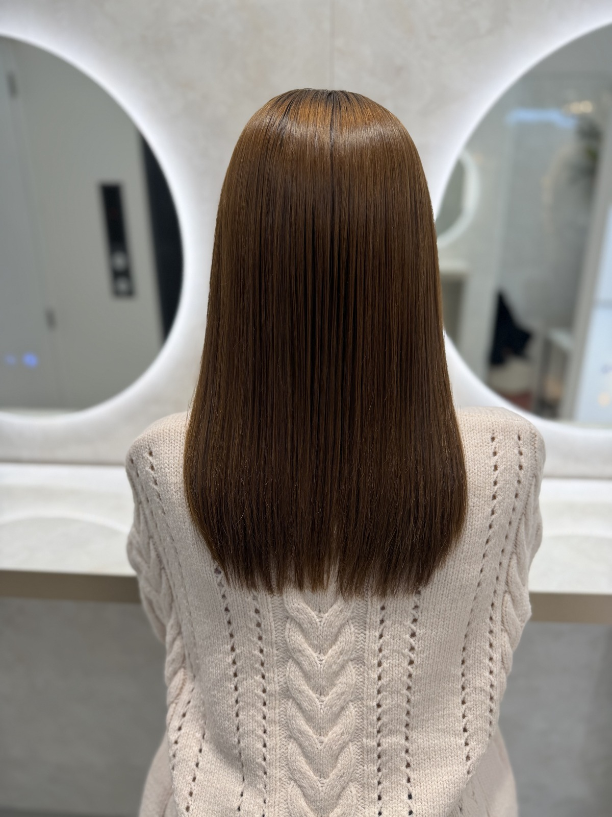 切りそろえたライトブラウンの艶ストレート