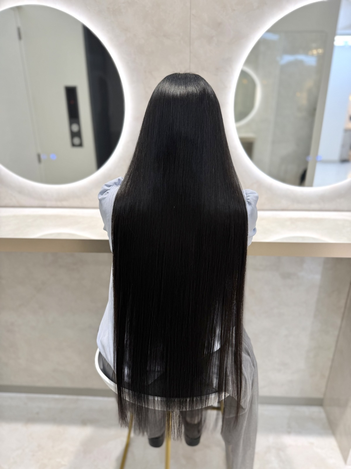腰まで続く黒髪ロングストレート